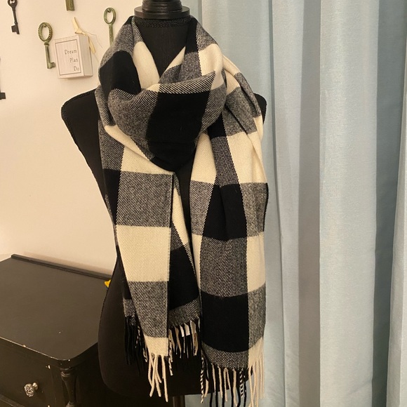 Sold! NWT, J. Crew Buffalo Check Scarf with fringe in black & ivory - Picture 4 of 7